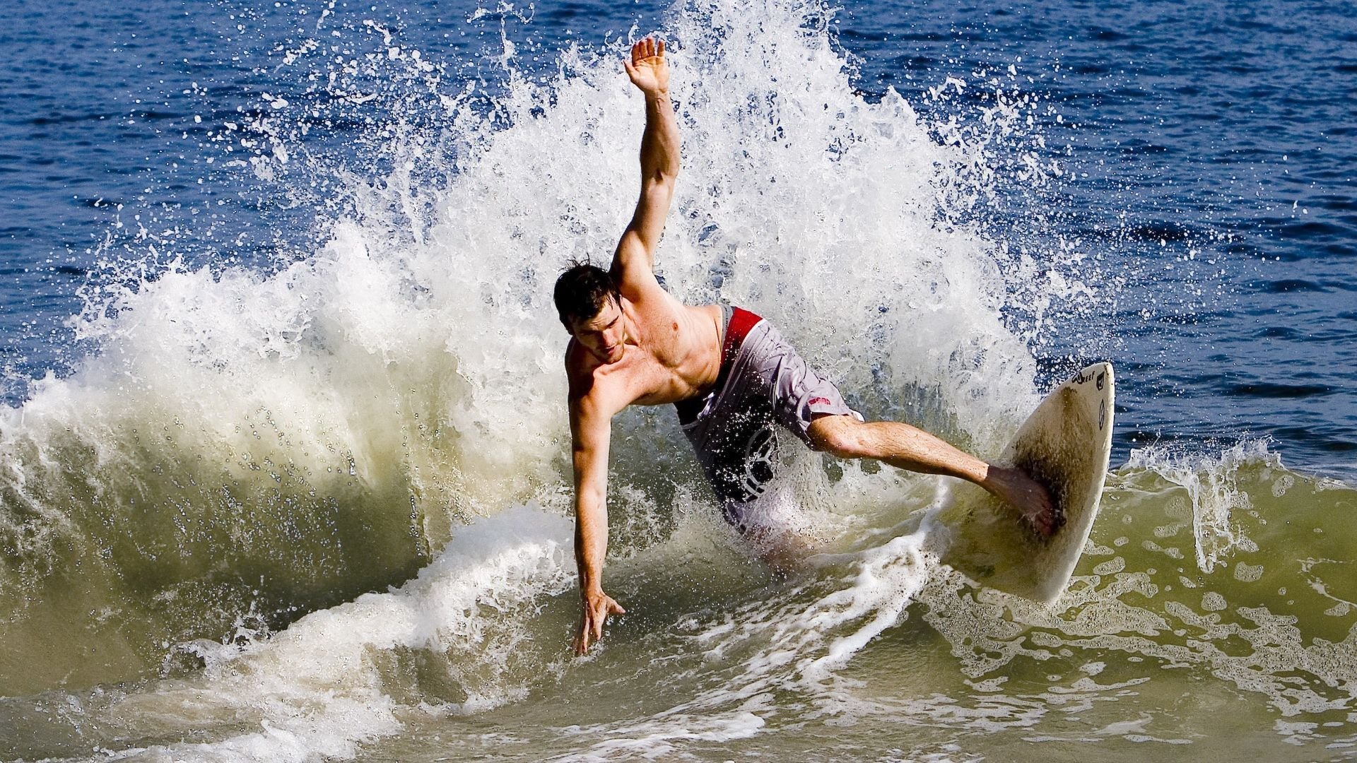 森林狼的狼群战术与F1赛道上的拉梅洛时刻，集体压制与个人接管的两极艺术
